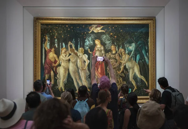 Floransa, Toskana, İtalya - 24 Mayıs 2023: Uffizi Galerisi ziyaretçileri, İtalya 'nın Floransa kentinde İtalyan Rönesans ressamı Sandro Botticelli' nin Primavera resim şaheserinin keyfini çıkarıyorlar..