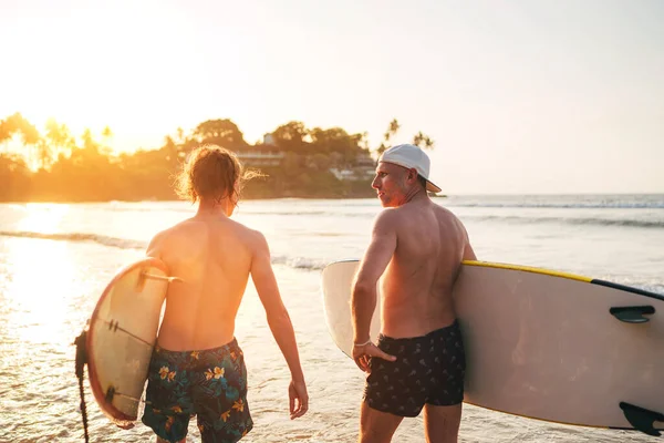 Pai Com Filho Adolescente Andando Com Pranchas Surf Pela Praia — Fotografia de Stock