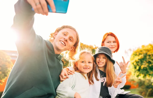 Portréty Tří Usměvavých Sester Bratra Dospívajícího Jak Fotí Selfie Portrét — Stock fotografie
