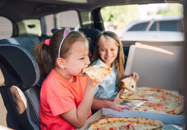 Retrato Dos Hermanas Sonrientes Positivas Comiendo Pizza Italiana Recién Cocinada —  Fotos de Stock