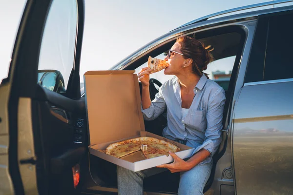 Midle 시간에 운전용 카시트에 즐기면서 요리한 이탈리아 피자를 먹었다 자동차 — 스톡 사진