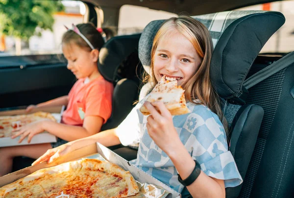 Retrato Una Chica Sonriente Positiva Comiendo Pizza Italiana Recién Cocinada — Foto de Stock