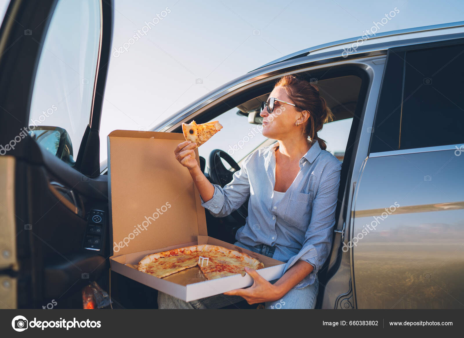 Midle Aged Woman Eating Just Cooked Italian Pizza Sitting Driver — Stock  Photo © solovyova #660383802