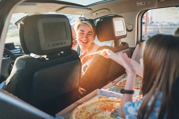 Portrait Laughing Young Woman Italian Pizza While She Traveling Family —  Fotos de Stock