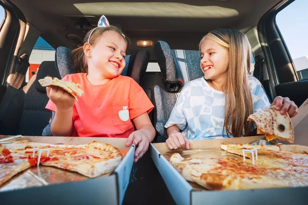 Retrato Dos Hermanas Sonrientes Positivas Comiendo Enormes Pizzas Italianas Recién —  Fotos de Stock
