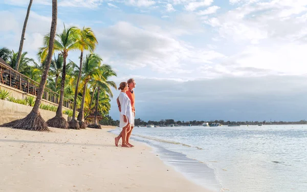 Coppia Innamorata Che Abbraccia Sulla Spiaggia Esotica Sabbiosa Mentre Passeggia — Foto Stock