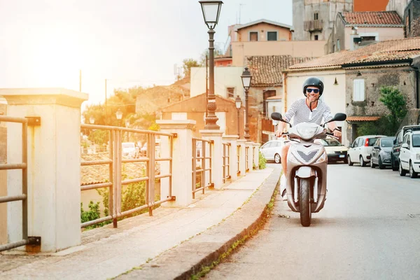 Vesele Usmívající Muž Helmě Slunečních Brýlích Rychle Jezdit Moto Skútru — Stock fotografie
