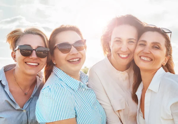 Retratos Meio Comprimento Quatro Mulheres Sorridentes Alegres Óculos Sol Abraçando — Fotografia de Stock