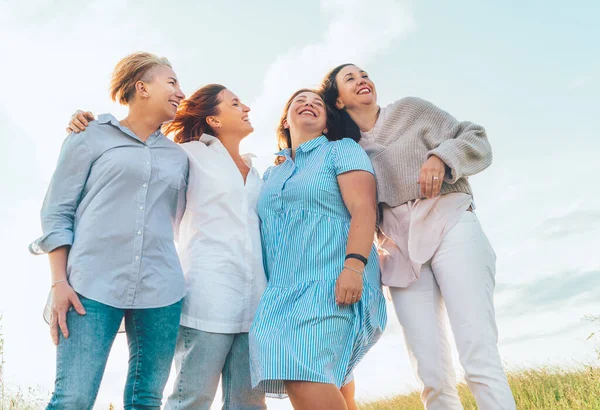 Retrato Cuatro Alegres Mujeres Sonrientes Riendo Abrazándose Durante Atardecer Aire —  Fotos de Stock