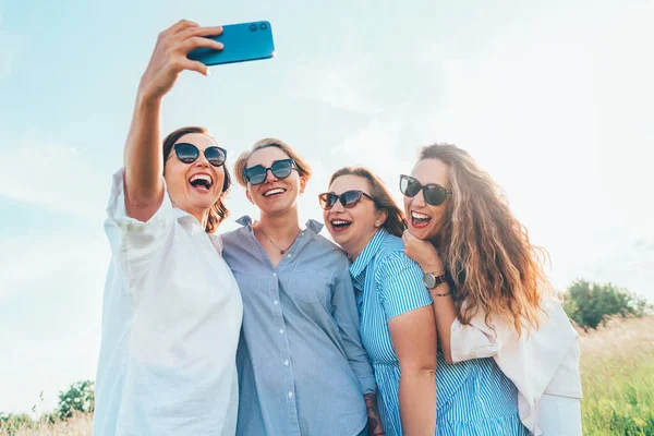 四个戴着太阳镜的快乐微笑的女人在户外散步的时候用现代智能手机拍下了自己的照片 女人的友谊 关系和幸福的概念形象 — 图库照片