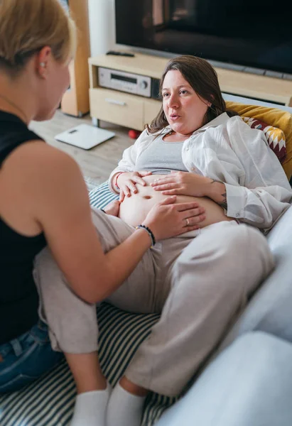 Mladá Žena Doula Podporuje Těhotnou Ženu Velkým Břichem Obýváku Zdraví — Stock fotografie