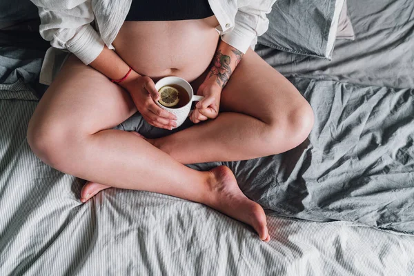 Fiatal Terhes Keresztbe Tett Lábbal Ágyon Egy Csésze Tea Bezárja — Stock Fotó