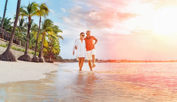Couple Love Hugging While Walking Sandy Exotic Beach Have Evening — Φωτογραφία Αρχείου
