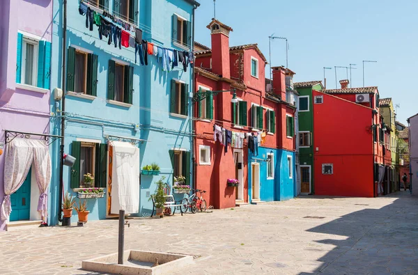 Barevné Domy Podél Kanálu Závěsným Sušícím Prádlem Ostrově Burano Benátky — Stock fotografie