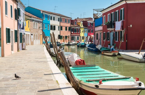 Casas Coloridas Longo Canal Com Barcos Estacionados Ilha Burano Veneza — Fotografia de Stock