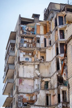 14 Ocak 'ta Kh-22 füzesiyle Rusya tarafından yok edilen Yaşam Kompleksi. Dnipropetrovsk 'ta sivillere düzenlenen saldırılar 46 kişinin ölümüne (6' sı çocuk) ve 80 kişinin yaralanmasına yol açtı.