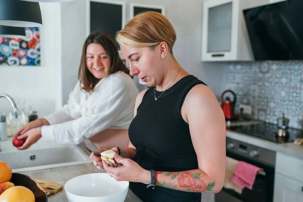 Dwie Uśmiechnięte Kobiety Gotujące Obiad Kuchni Małżeństwo Tej Samej Płci — Zdjęcie stockowe