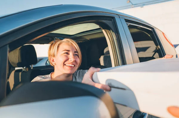 Mladá Žena Sedící Sedadle Řidiče Upřímně Usmívající Doručovateli Který Přijímá — Stock fotografie
