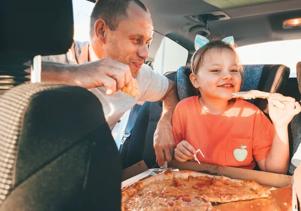 Ragazza Sorridente Seggiolino Auto Mentre Famiglia Viaggio Freno Smettere Mangiare — Foto Stock