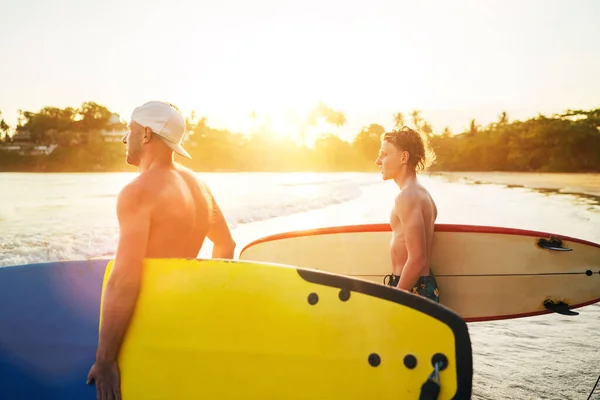 Jeune Adolescent Avec Une Planche Surf Avec Son Père Aller — Photo