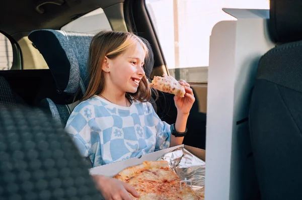 Retrato Una Niña Años Comiendo Pizza Italiana Recién Cocinada Sentada —  Fotos de Stock