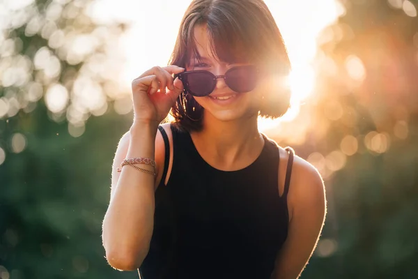 Menina Adolescente Bonita Óculos Sol Extravagantes Vestida Com Vestido Preto — Fotografia de Stock