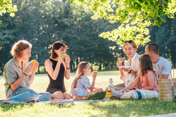 Nagy Család Piknik Takaró Városi Parkban Hétvégén Vasárnap Napsütéses Nap — Stock Fotó