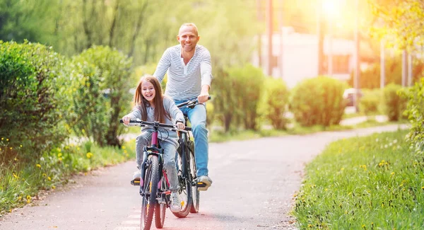 Retratos Pai Sorridente Com Filha Durante Verão Andar Bicicleta Livre — Fotografia de Stock