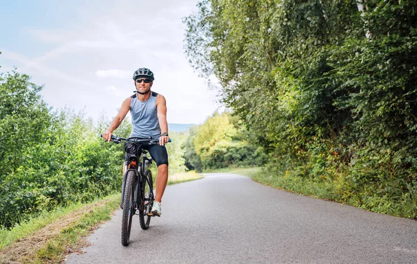 Portrét Šťastného Usměvavého Muže Oblečeného Cyklistických Šatech Helmě Slunečních Brýlích — Stock fotografie