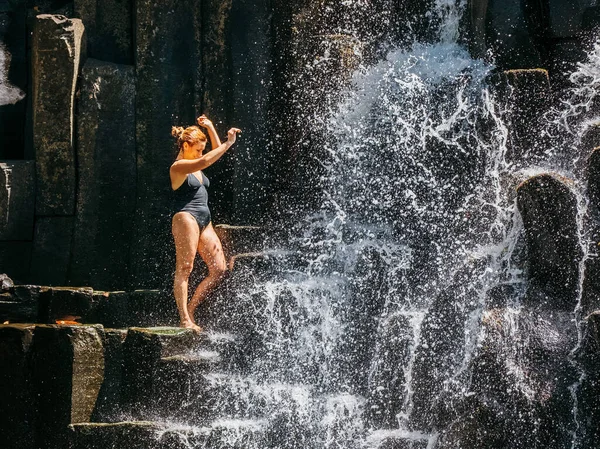Caucasian Woman Black Swimsuit Refreshing Falling Water Streams Flowing Black — Φωτογραφία Αρχείου