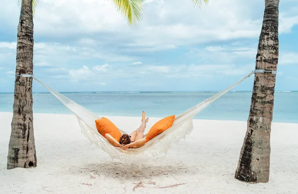 Jovem Mulher Relaxando Rede Vime Praia Areia Branca Costa Mauriciana — Fotografia de Stock