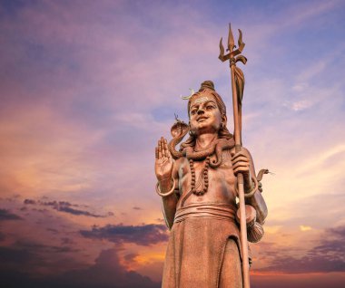 Dev Shiva heykeli Mangal Mahadev, Ganga Talao Tapınağı 'nda, Mauritius Adası' nda akşam üstü gökyüzünde 33 metrelik bir sanat eseridir..