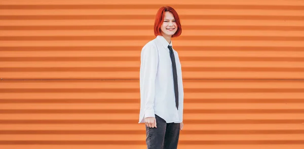 Porträt Eines Lächelnden Teenagers Mit Rot Gefärbten Haaren Weißem Schulhemd — Stockfoto