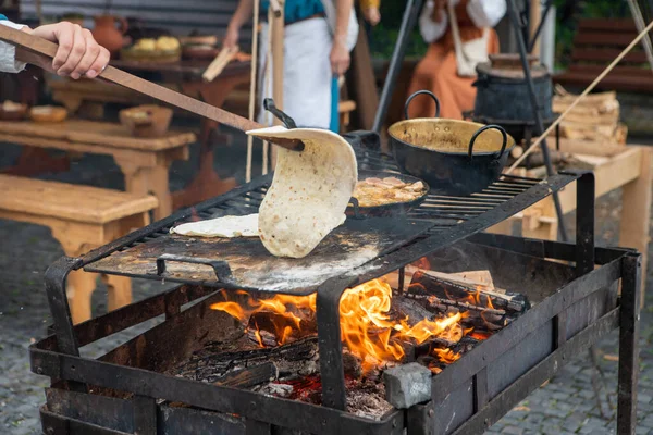 Vrouw Bereidt Een Natuurlijk Plat Brood Het Open Vuur Het — Stockfoto
