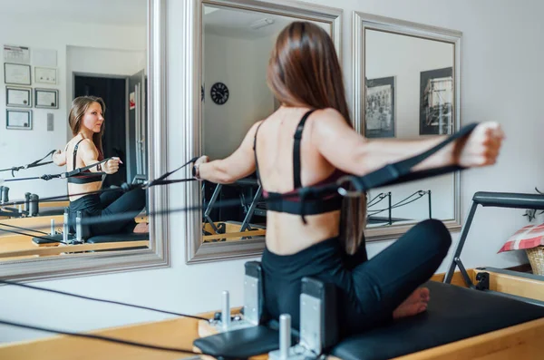 Fit Shaped Fêmea Fazendo Exercícios Força Volta Usando Pilates Reformador — Fotografia de Stock