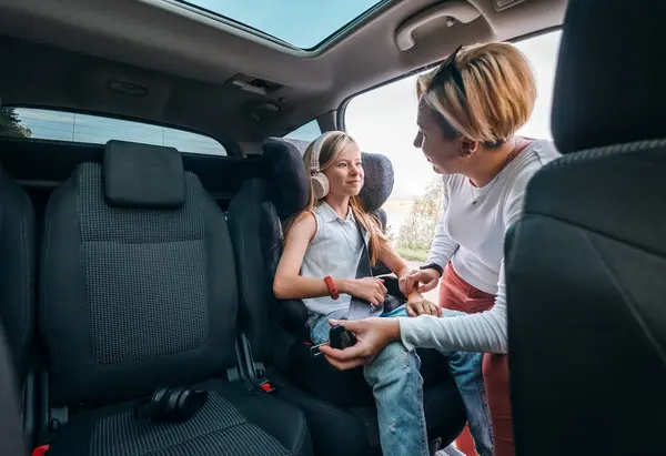 Car Photo Mother Fastening Safety Auto Belt Her Little Daughter — Stock Photo, Image