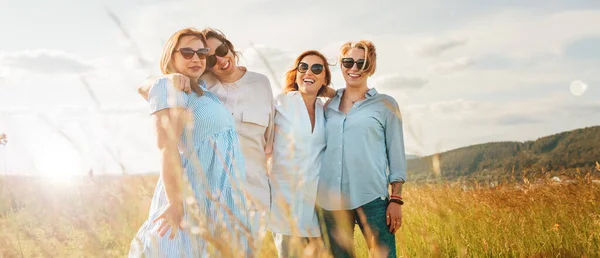 Retrato Cuatro Alegres Mujeres Sonrientes Riendo Abrazándose Durante Caminata Aire — Foto de Stock