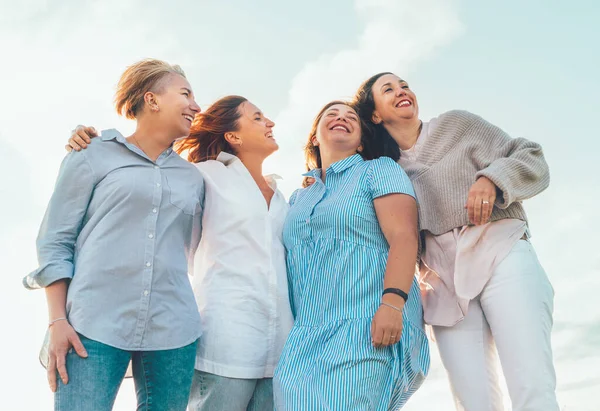Gün Batımında Yeşil Tepenin Yanında Yürürken Gülümseyen Gülen Dört Kadının — Stok fotoğraf