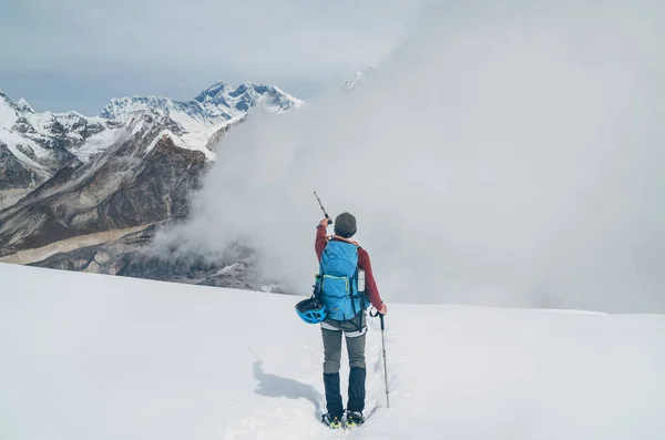 Wspinacz Plecakiem Biegunami Trekkkingowymi Schodzący Mera Szczyt Wysokie Stoki Cca — Zdjęcie stockowe