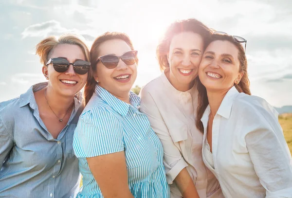 Güneş Gözlüklü Gülümseyen Dört Kadının Açık Havada Güneşli Yürüyüş Yaparken — Stok fotoğraf