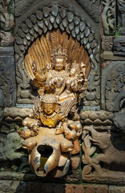 Vishnu Tanrı ve Laxmi Tanrıça Patan Durbar Meydanı kraliyet sarayı ve UNESCO Dünya Mirası sahasında altın çift heykeli diktiler. Lalitpur, Nepal.