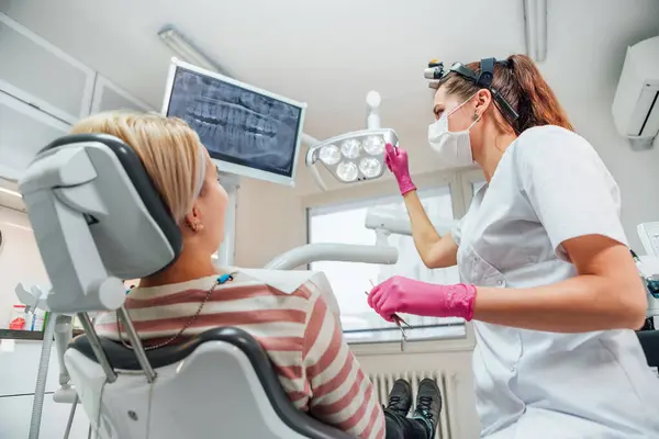 牙科医生检查牙科X光扫描 牙科诊所的病人去现代医务室看病 女性坐在舒适的椅子上 医疗保健 医疗行业 重症监护技术概念形象 — 图库照片