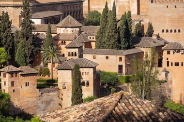 Albacin eski şehir çatıları Generalife bahçeleri, Alhambra kalesi, Endülüs, İspanya manzaralı.