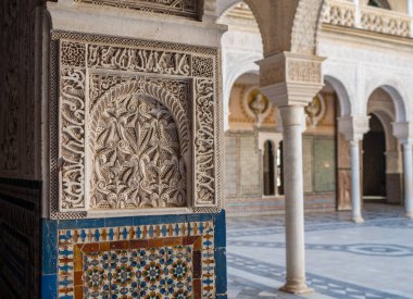 Kemerler ve sütunlar, sebka motifi, arabesk ve muqarna heykelciliği - Casa de Pilatos, Seville, İspanya 'da Moorish mimarisi - ile sıva yeseria dekorasyonunun inanılmaz detaylarını süsledi..