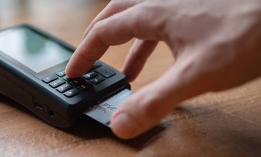 POS terminali şifresi yazan bir adam. Şifreli kredi. Kablosuz banka ödemesi yapıyor. Makineye odaklan. Finans, restoran endüstrisi, küçük işletmeler.