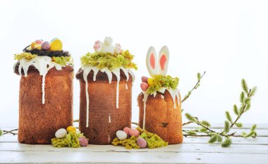 Paska - Paskalya arifesi tatlı ekmeği, yosun ile süslenmiş, söğütle hayat dolu. Doğu Ortodoks Paskalyası 'nda popüler bir tatlı. Eski kültürler ve sağlıklı beslenme konsepti imajı