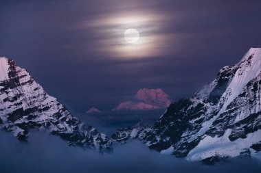 Kangchenjunga Dağı: 8586 metredeki Majestic Third-Highest Peak, Mera Tepesi Yüksek Kampından Dolunay, Himalayalar 'da nefes kesici bir an. Seyahat, doğa güzelliği ve dağcılık konsepti fotoğrafı..