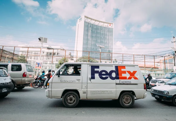 Kathmandu Nepal Oktober 2023 Witte Fedex Bestelwagen Met Bedrijfslogo Kathmandu — Stockfoto