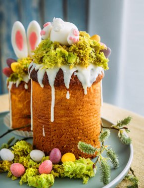 Paska, paskalya arifesi tatlı ekmeği. Yosun ile süslenmiş kremalı. Doğu Ortodoks Paskalya Tatili sırasında popüler bir tatlı. Eski kültürler ve sağlıklı beslenme konsepti imajı