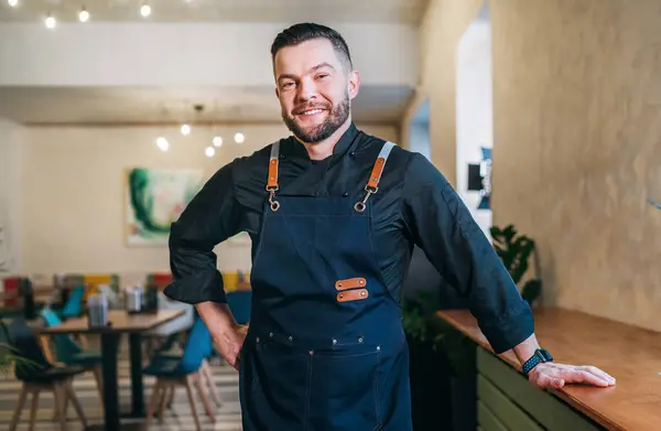 Retrato Feliz Sorridente Pequeno Empresário Vestido Com Uniforme Chef Preto Fotografia De Stock